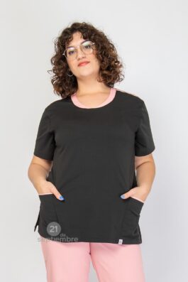 Casaca con spandex y vivos color negro con detalles en rosa