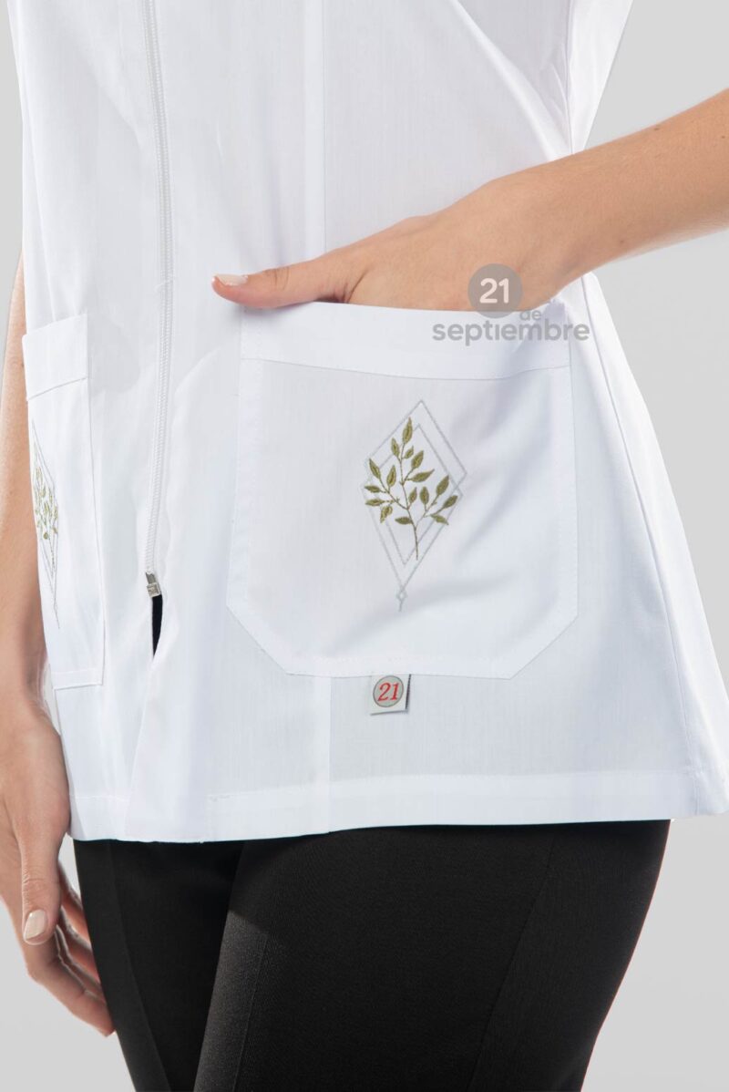 Detalle Chaqueta sin Manga Bordada color blanco